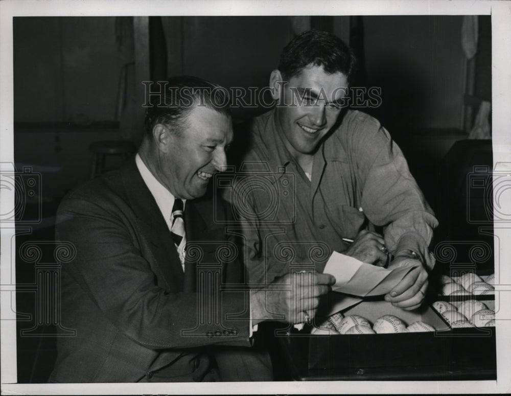 1947 Press Photo Yankee coach Chuck Dressen &amp; outfielder Johnny Lindell in NY- Historic Images