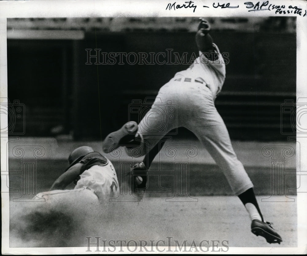 1969 Press Photo Indians Russ Snyder steals 2nd vs Ike Brown of Tigers- Historic Images