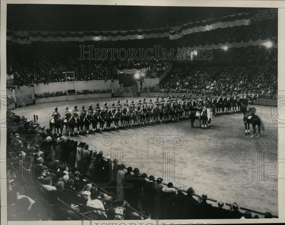 1933 Press Photo National Horse Show, Lt EF Thomson on Tanbark wins - nes38343- Historic Images