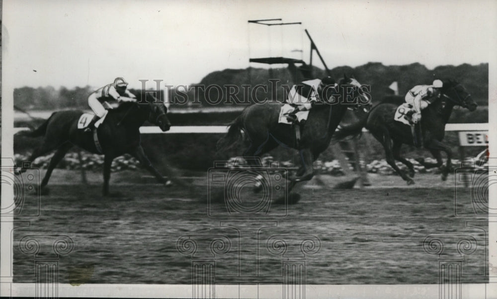 1953 Press Photo Earl Sande comes in 3rd on Harvest Bread - nes38358 - nes38358- Historic Images