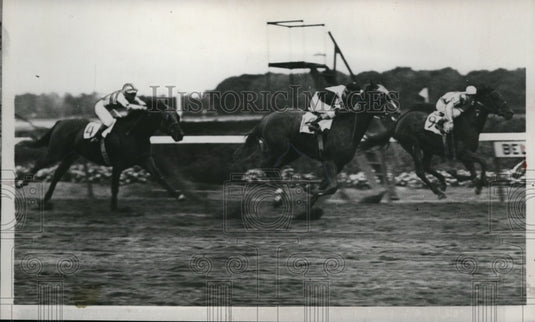 1953 Press Photo Earl Sande comes in 3rd on Harvest Bread - nes38358 - nes38358- Historic Images