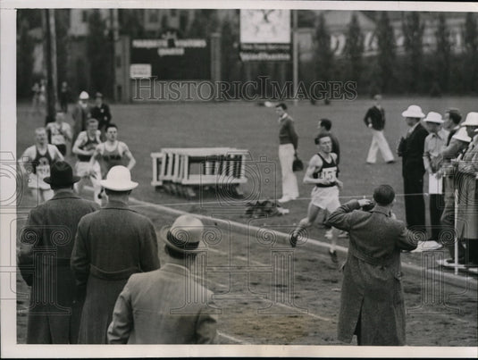 1937 Press Photo Truit of Indiana wins half mile at Intercollegiate meet in WI- Historic Images