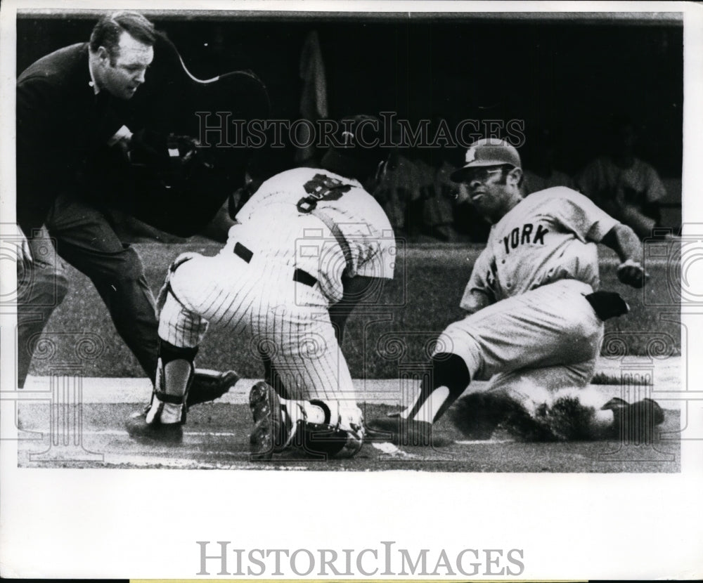 1970 Press Photo Yankee catcher Horace Clarke vs Twins Paul Ratliff at home- Historic Images
