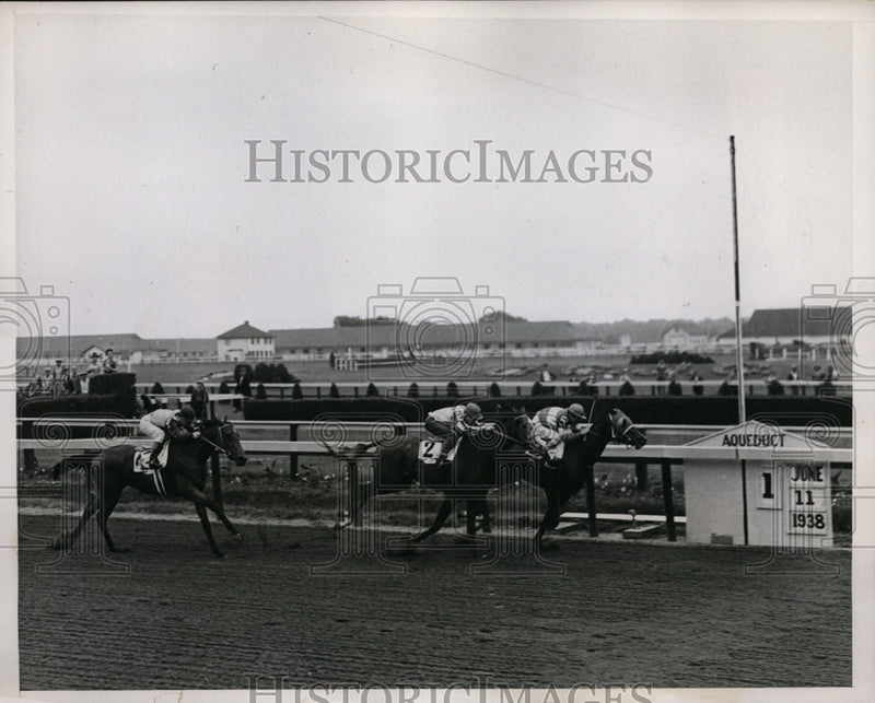 Load image into Gallery viewer, 1938 Press Photo Aqueduct track NY C Bianco on Cantovino,Trovadora 2nd
