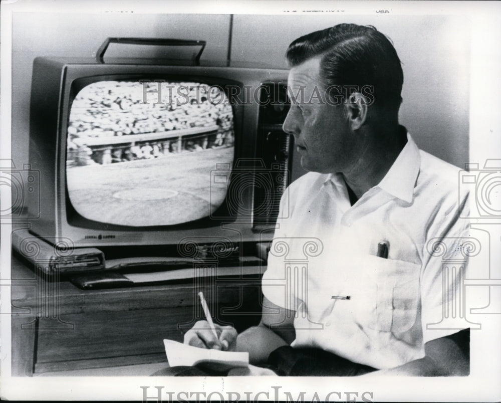 1961 Press Photo Yankee manager Ralph Houk watches TV in the club house- Historic Images