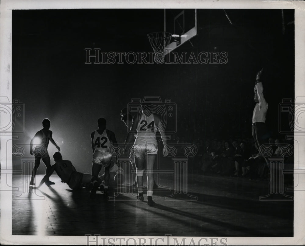 1945 Press Photo John Janisch of Valparaiso vs LIU Jack Goldsmith - nes38657- Historic Images