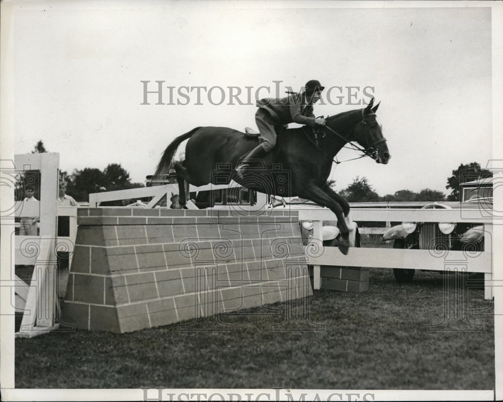 1932 Press Photo Helen Stevens at Westchester County Horse Show NY - nes38668- Historic Images