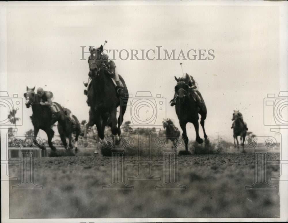 1940 Press Photo Roy Jack Flinchum on Dancing Light wins at Fla Tropical Park- Historic Images