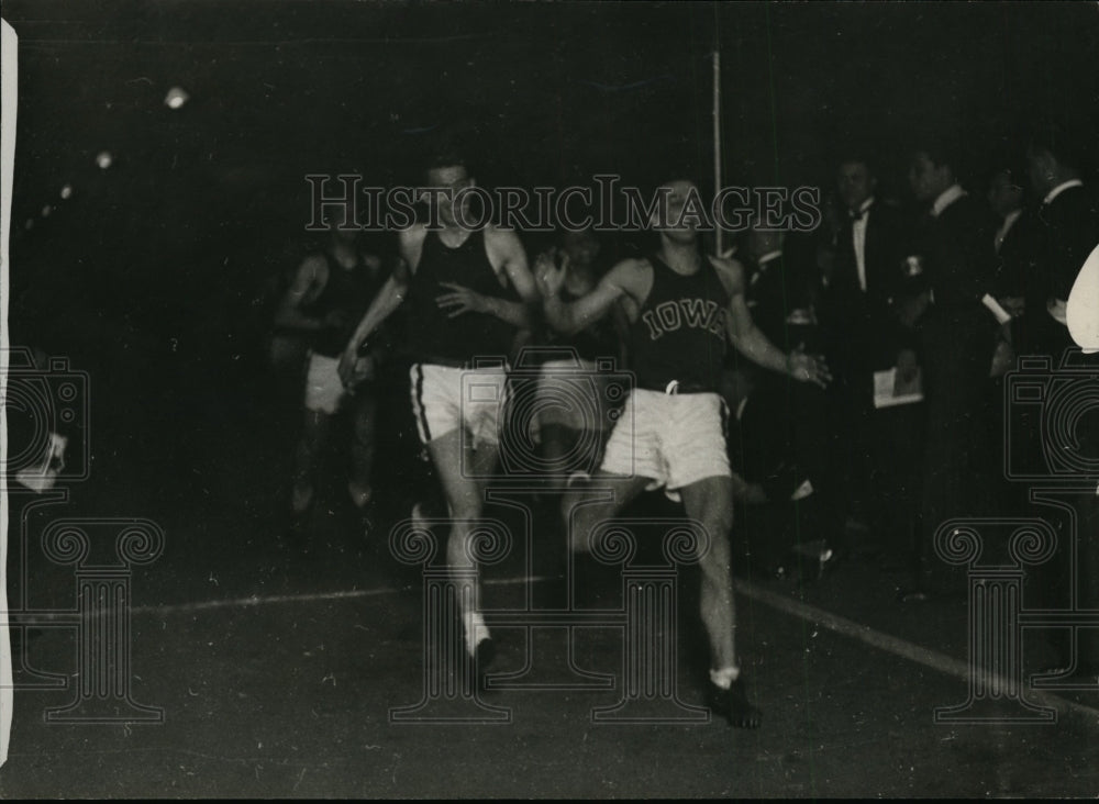 1929 Press Photo Vaughn W Stevenson U of Iowa in 440 yards, H Davisson 2nd- Historic Images