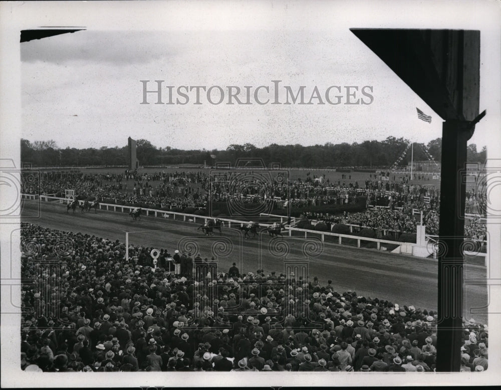 1937 Press Photo Pimlico track MD K McCombs on Joan Asbestos in Preakness win- Historic Images