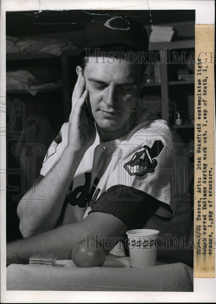 1952 Press Photo Dick Wakefield of Cleveland Indians at a workout - nes38813- Historic Images