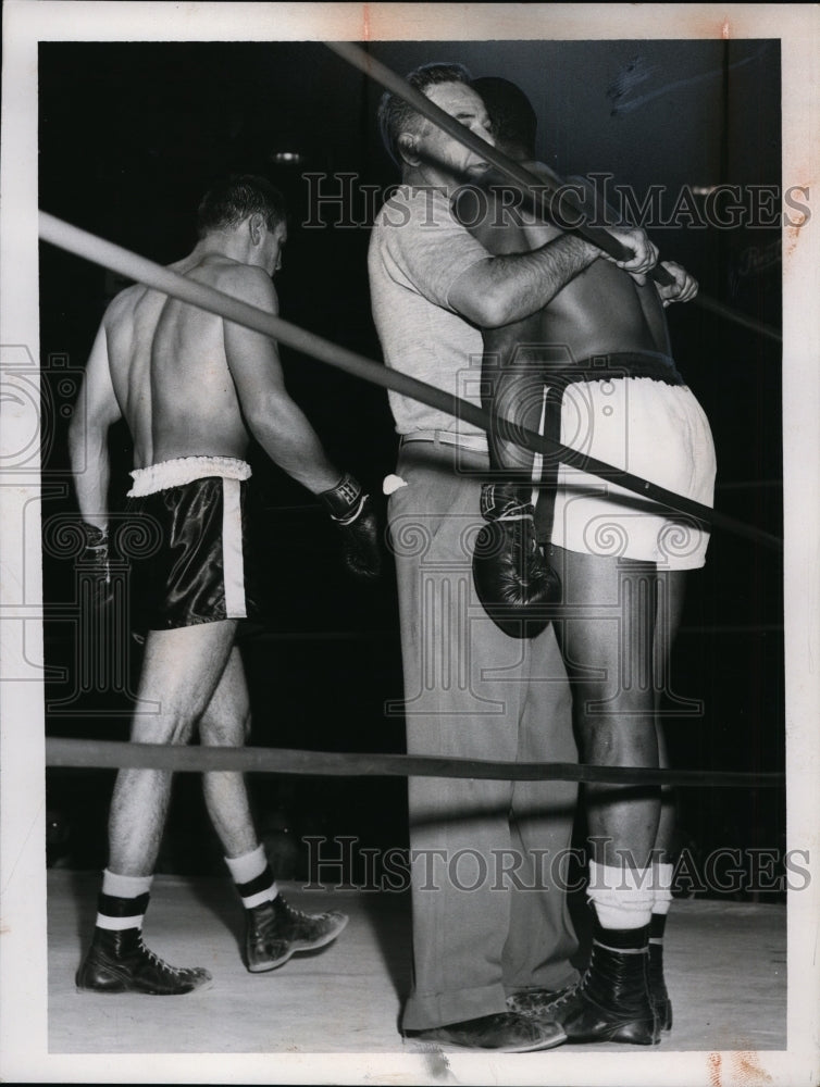 1955 Press Photo Pedro Gonzalez vs Rocky Castellani as referee stops fight- Historic Images