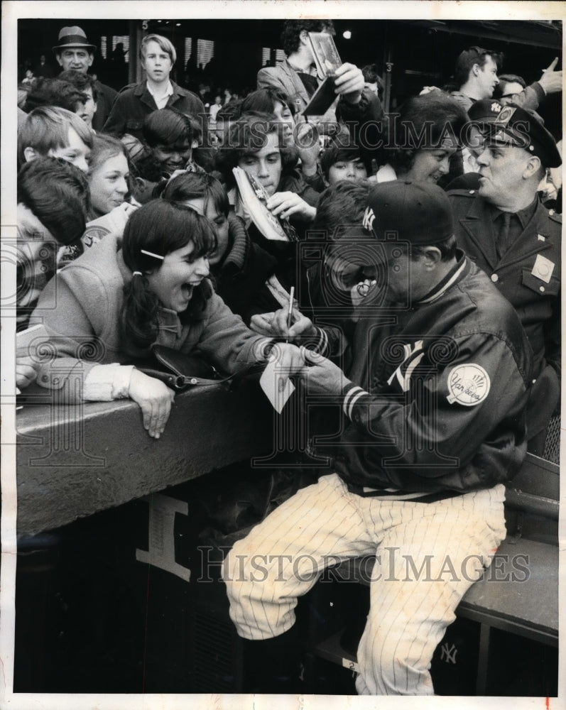 1970 Press Photo Ralph Houk Yankee manager signs autographs at NYC game- Historic Images