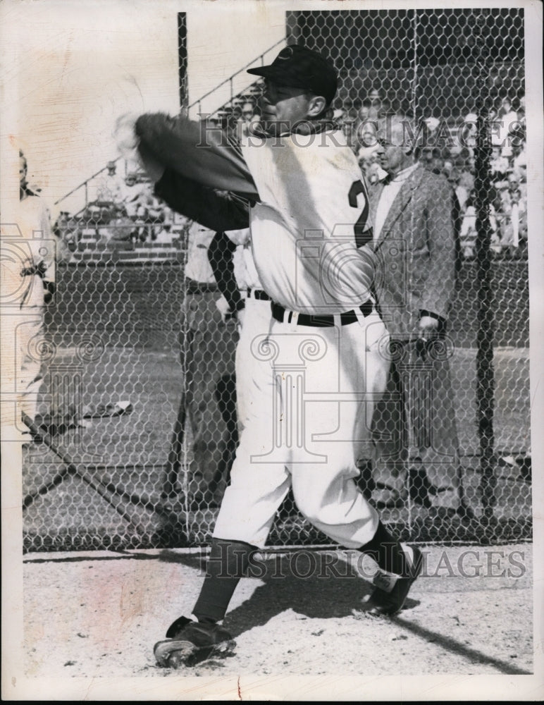 1952 Press Photo Dick Wakefield of the Cleveland Indians at a practice session- Historic Images