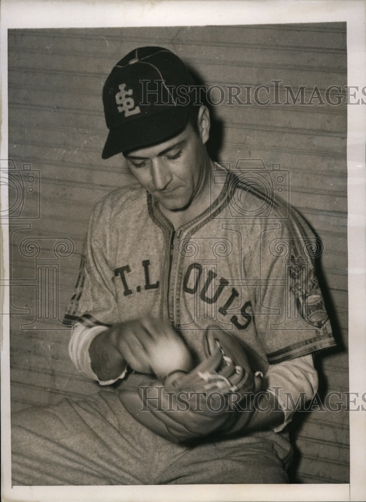 1940 Press Photo Cardinal pitcher William Cox at San Antonio Texas practice- Historic Images