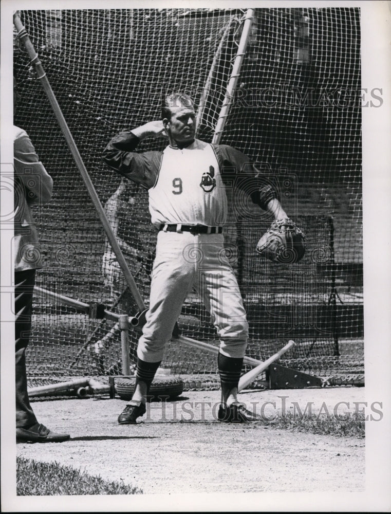 1965 Press Photo Cleveland Indians pitcher Simms loosens up his arm - nes39012- Historic Images