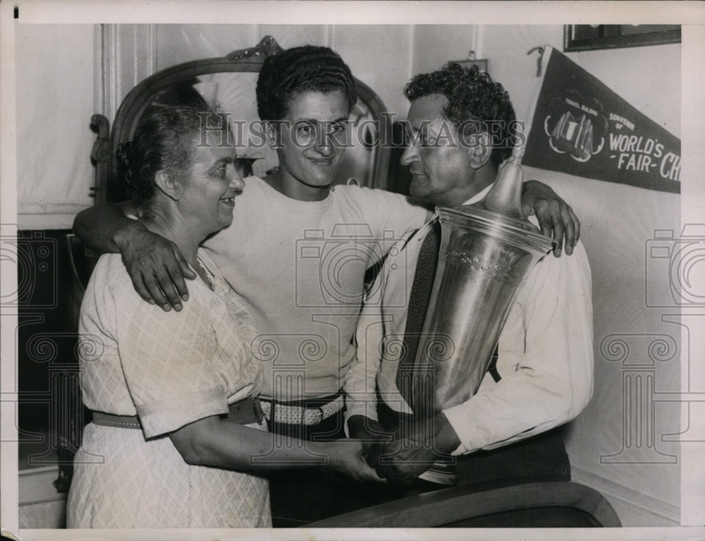 1935 Press Photo Frankie Strafaci Public Links golf champ &amp; parents after a win- Historic Images