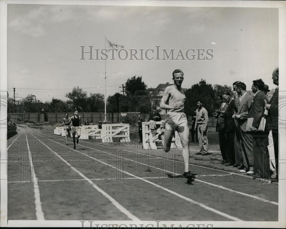 1935 Press Photo William Patterson of Columbia U wins mile at a track meet- Historic Images