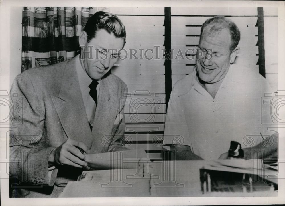 1951 Press Photo Manager Marty Marion signs with Bill Veeck & St Louis Browns- Historic Images