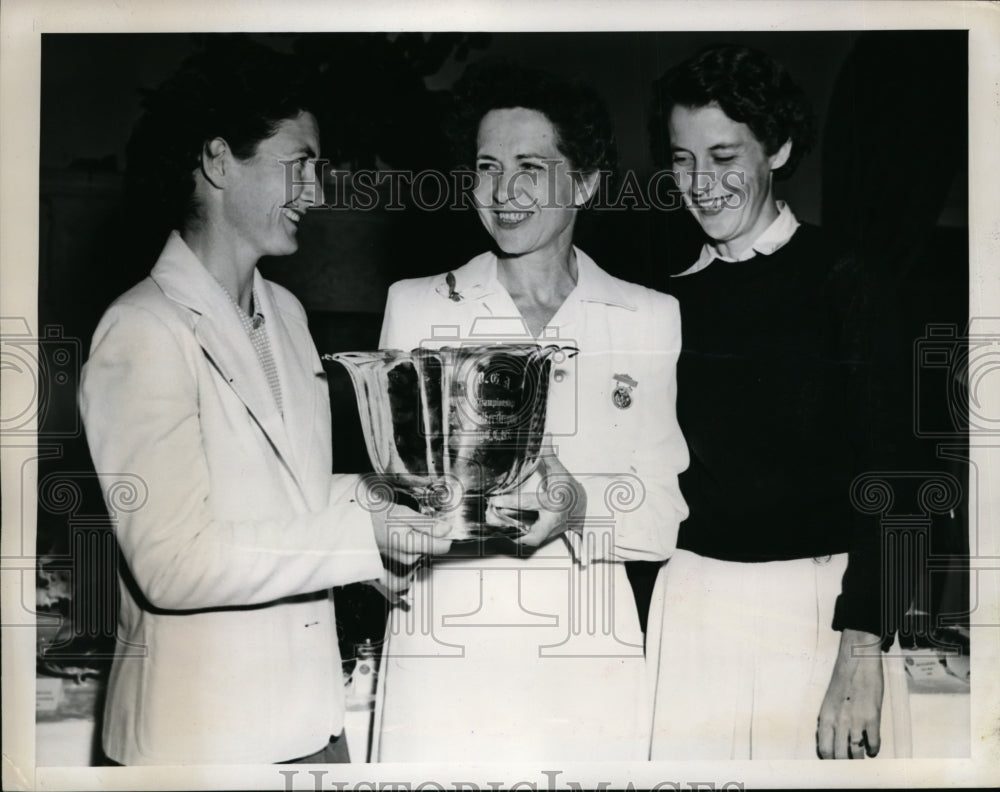 1947 Press Photo Louise Suggs vs Dorothy Kirby at Western Open win - nes39067- Historic Images