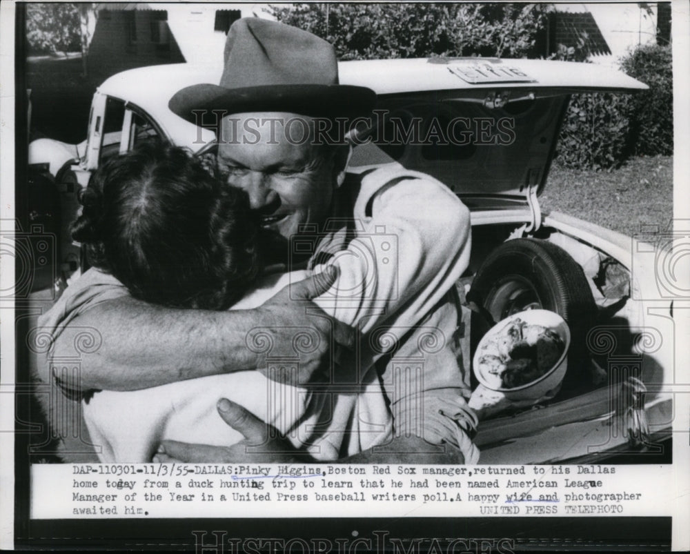 1955 Press Photo Pinky Higgins Boston Red Sox manager &amp; wife in Dallas- Historic Images