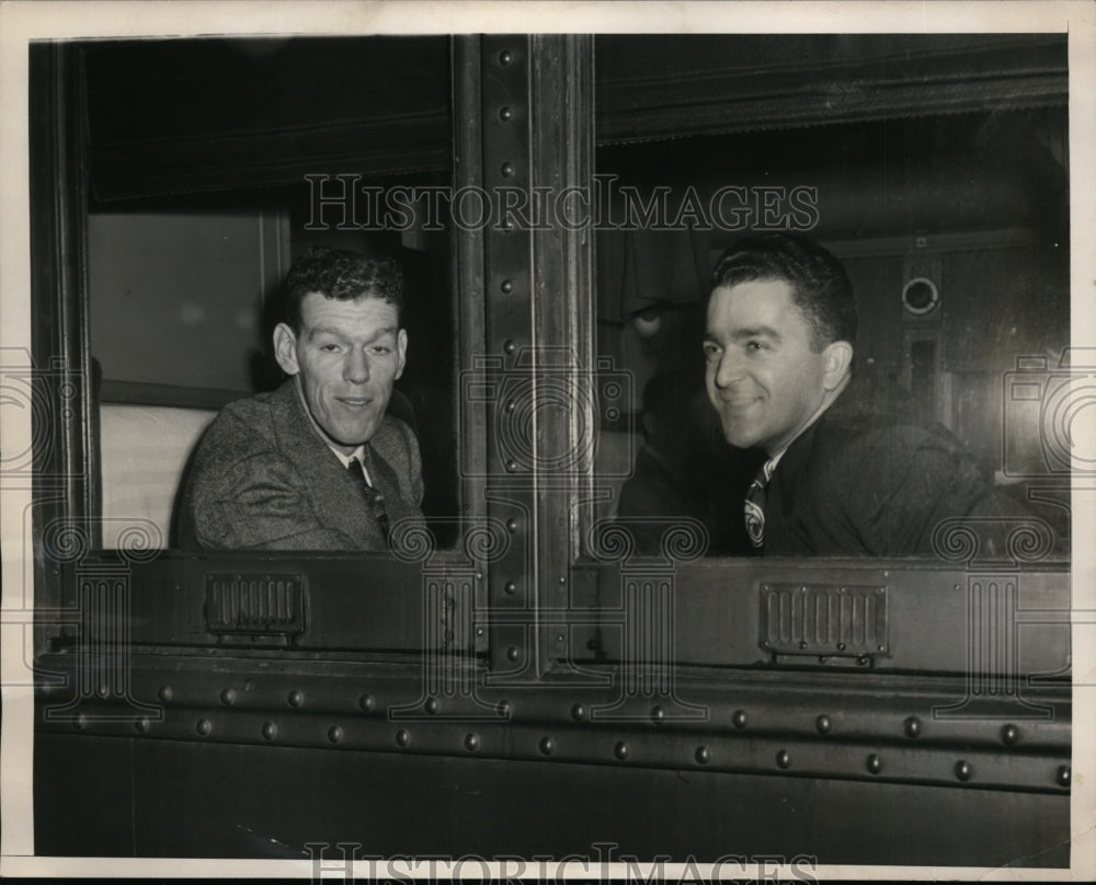 1945 Press Photo NY Giants Johnny Kerr &amp; Nick Witek on train to Miami training- Historic Images