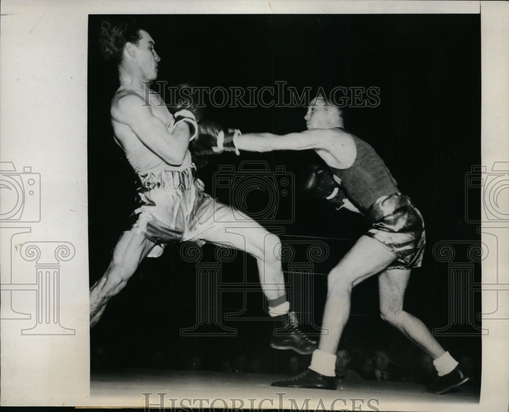 1940 Press Photo Ted Kara vs Bill Lovett at Intercollegiat boxing in CA- Historic Images