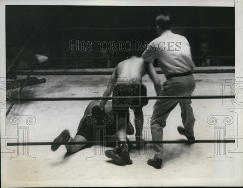 Load image into Gallery viewer, 1934 Press Photo George Jerome downed by Davey Asad in bout at Olymoic Arena
