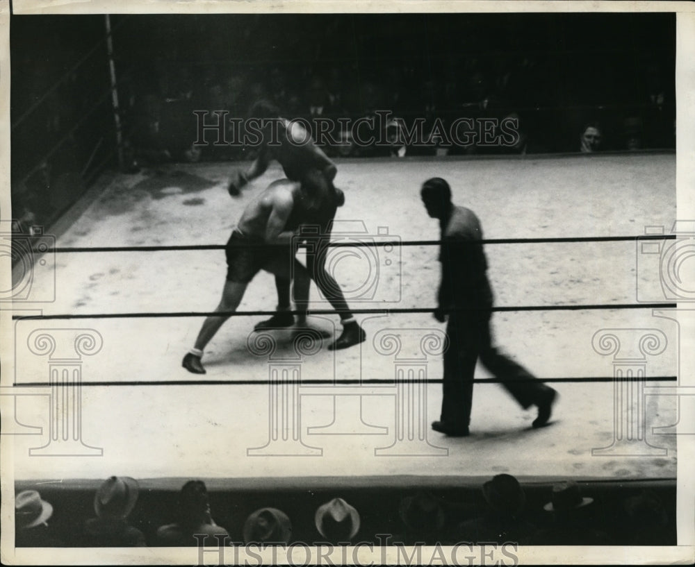 1930 Press Photo Pete Latzo vs Larry Johnson at Madison Square Garden bout- Historic Images