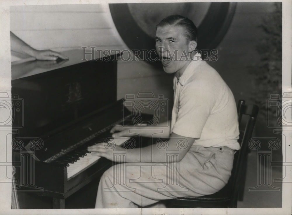 1937 Press Photo Britich champ Tommy Farr at a piano at training camp- Historic Images