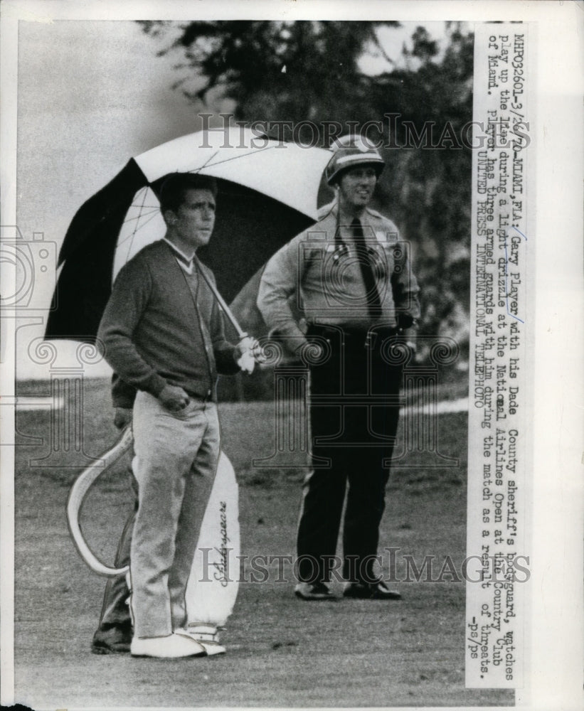 1970 Press Photo Gary Player &amp; Dad County Sheriff bodyguard at Miami Florida- Historic Images