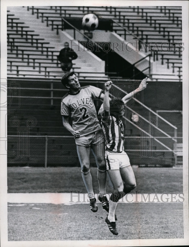 1968 Press Photo Brian Gallagher of LA vs John Brookes of Stokers at soccer