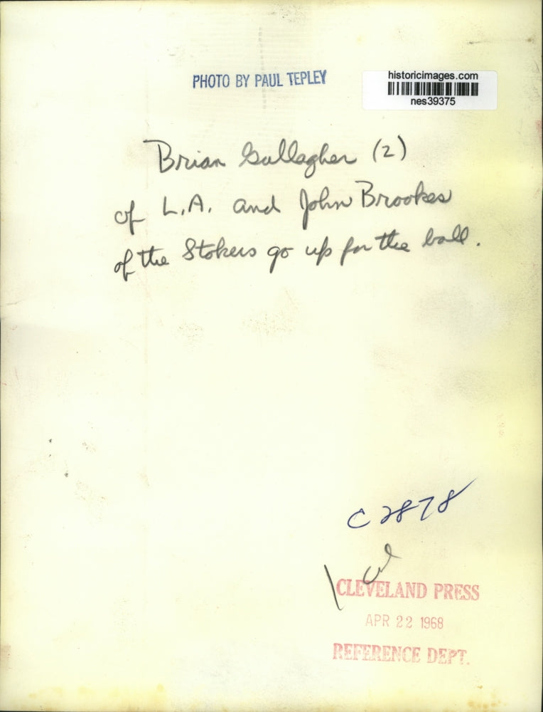 1968 Press Photo Brian Gallagher of LA vs John Brookes of Stokers at soccer