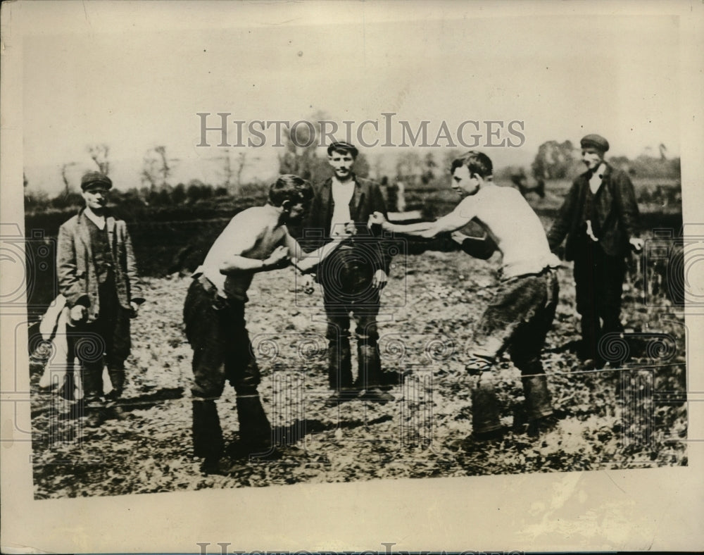 1928 Press Photo Barefist fighting at Turf Moors at Somerset England - nes39404- Historic Images