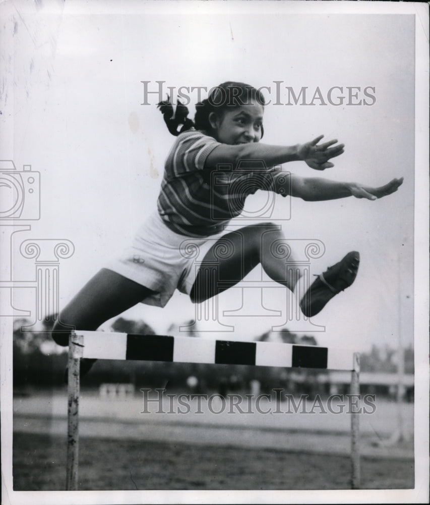 1952 Press Photo Nilma Ghosh India&#39;s 85 meter hurdler at Helsinki Olympics- Historic Images