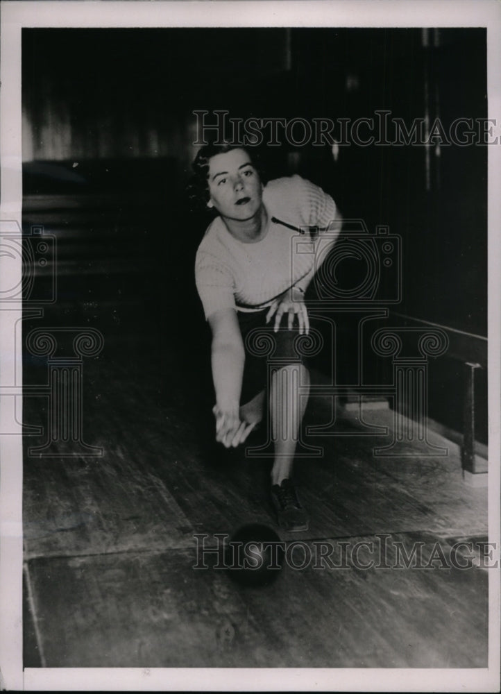 1937 Press Photo Mrs Julius Hughes bowling at Atlanta Ga as husband golfs- Historic Images