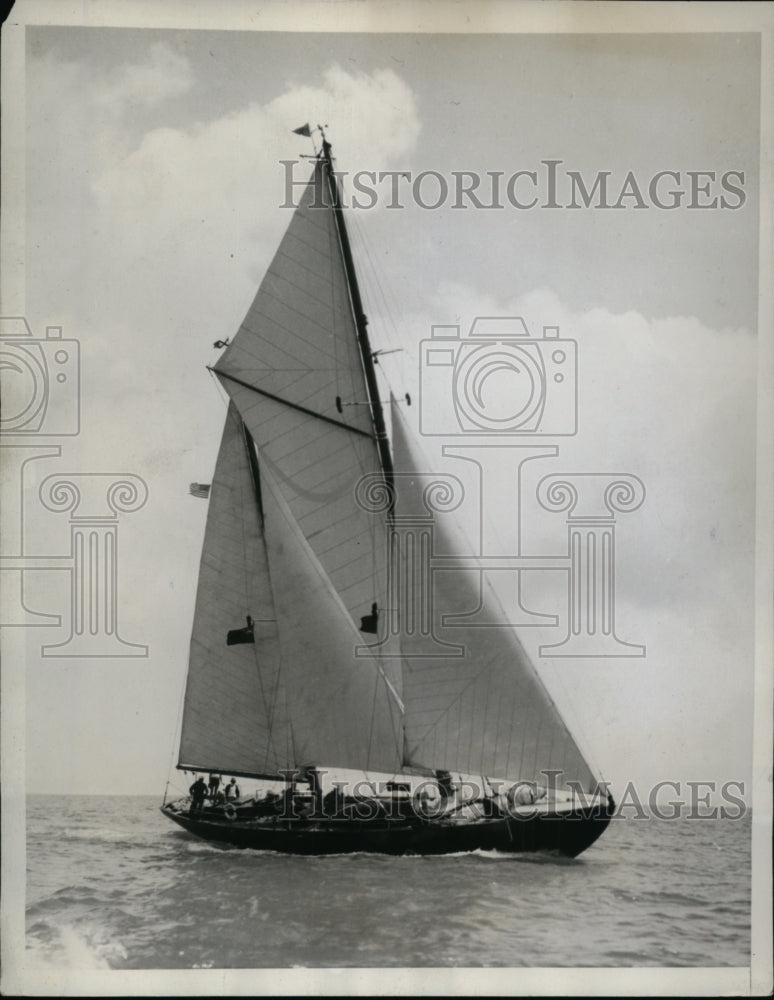 Load image into Gallery viewer, 1934 Press Photo The Vampire owned by VS Makaroff in New London Bermuda race
