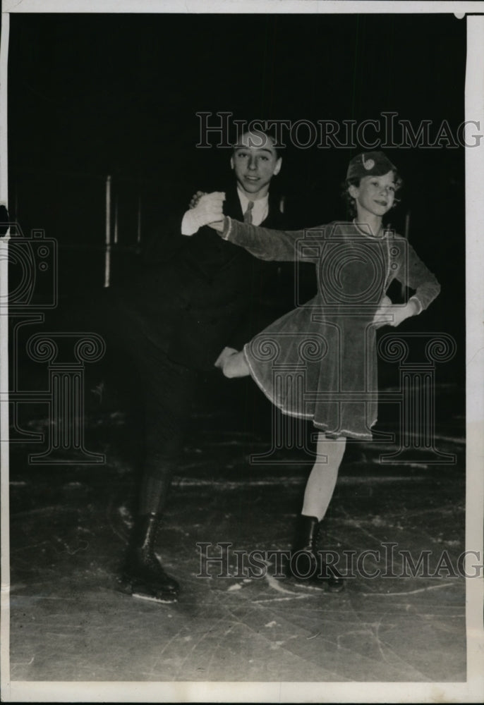 1934 Press Photo Oliver Haupt Jr &amp; Jeanne Schulte Jr Pair Skate in Philadelphia- Historic Images