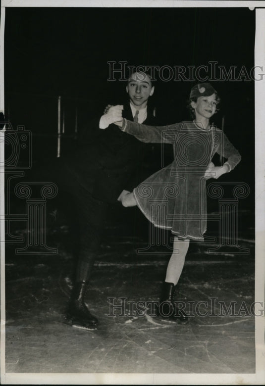1934 Press Photo Oliver Haupt Jr & Jeanne Schulte Jr Pair Skate in Philadelphia- Historic Images