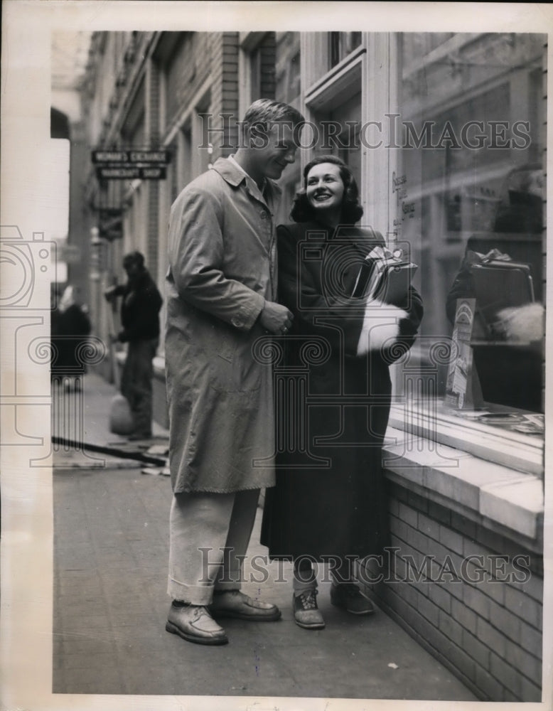 1949 Press Photo Pete Elliott U of Michigan 12 Letterman &amp; fiancee Joan Slater- Historic Images