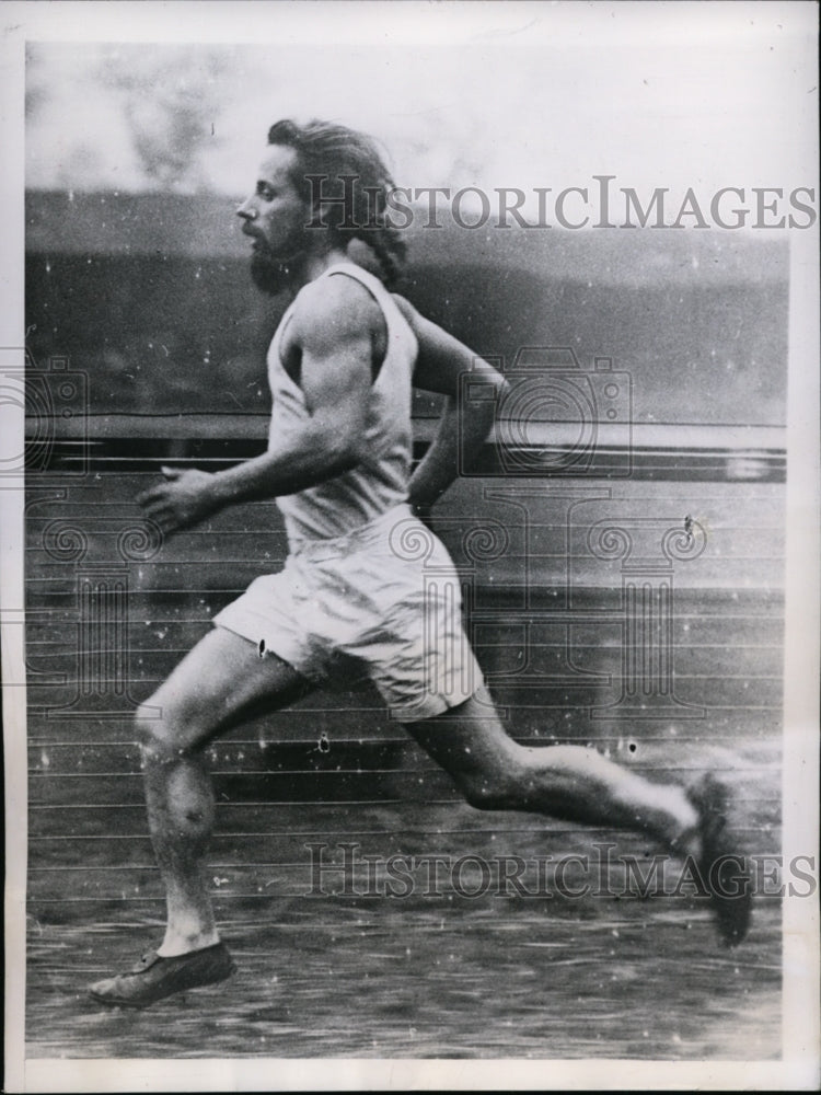 1947 Press Photo Alexander Robertson in mile race at Edinburgh - nes39878- Historic Images