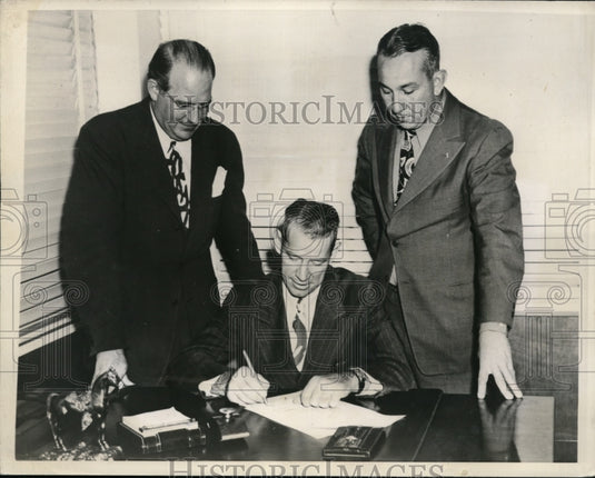 1944 Press Photo Marty Brill signs with Oakland Hornets, Ken Wahl, A Martinolich- Historic Images