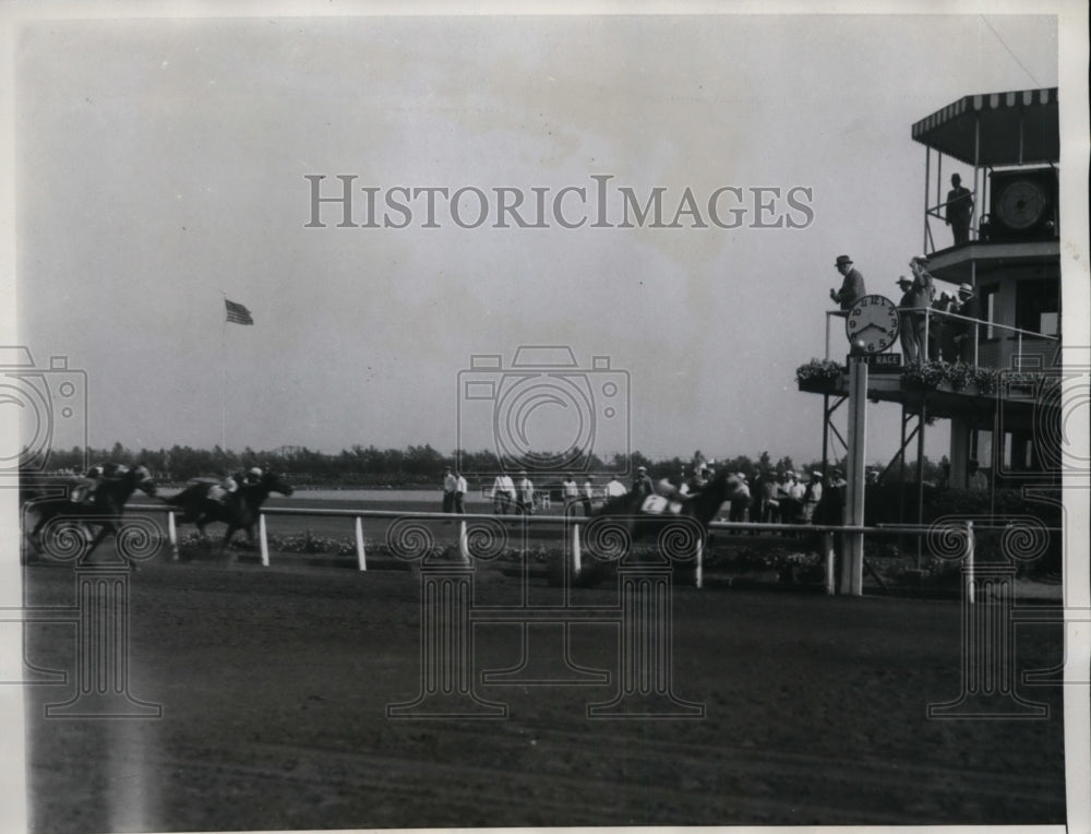 1934 Press Photo J Westrope on Bien Fait wins Berwyn Handicap vs Giggling- Historic Images