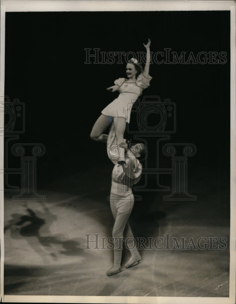 1940 Press Photo Gene Thesloe &amp; Ann Taylor at figure skating in NYC - nes40070- Historic Images