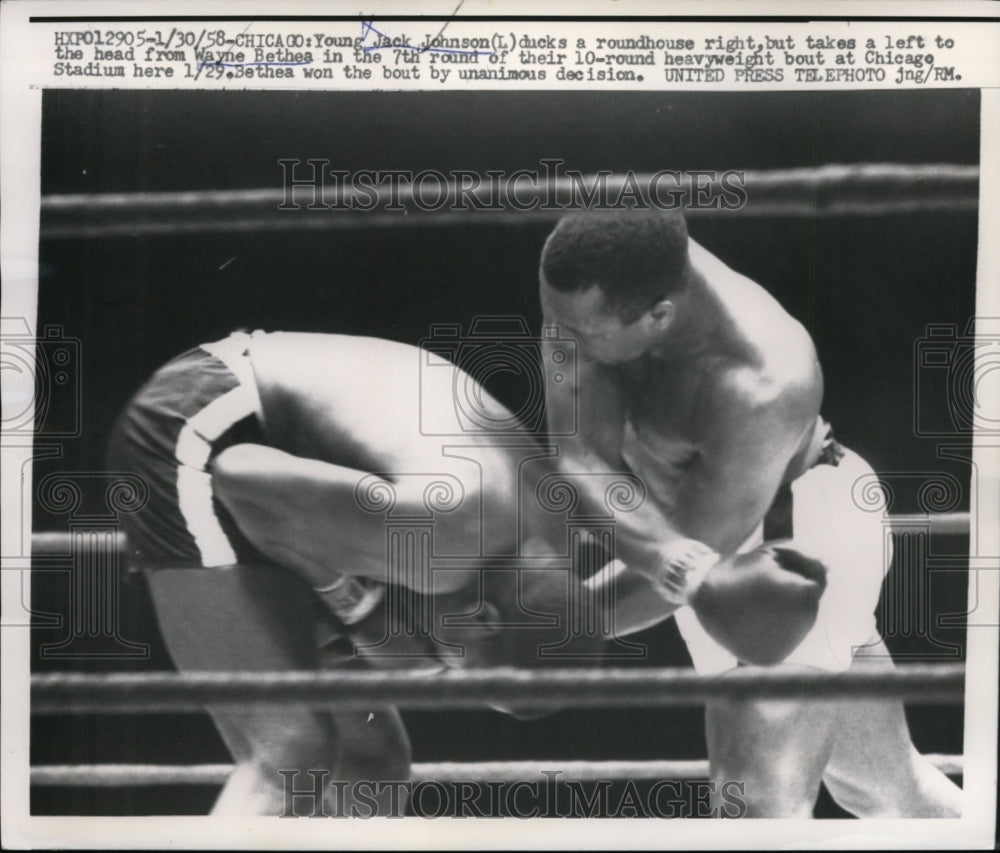 1958 Press Photo Jack Johnson vs Wayne Bethes in Chicago bout won by Bethes- Historic Images