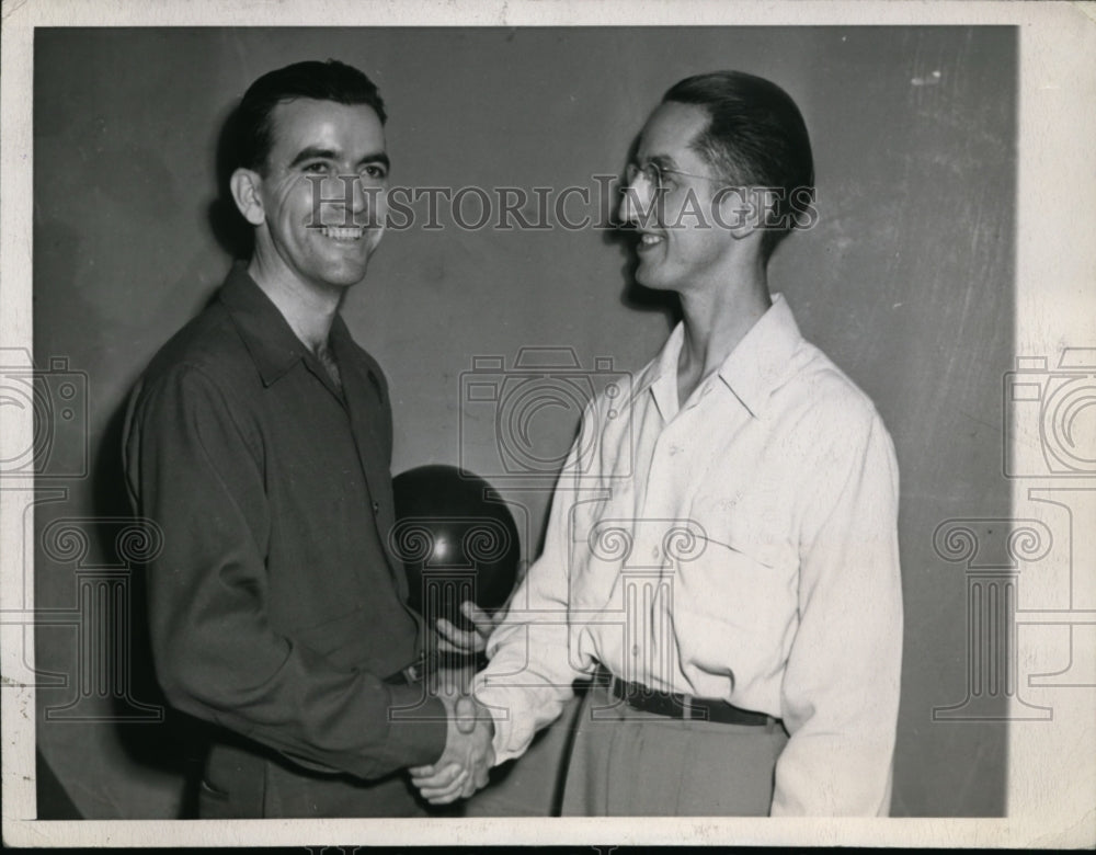 1944 Press Photo Buddy Bomar &amp; Paul Krumske at Chicago bowling championship- Historic Images