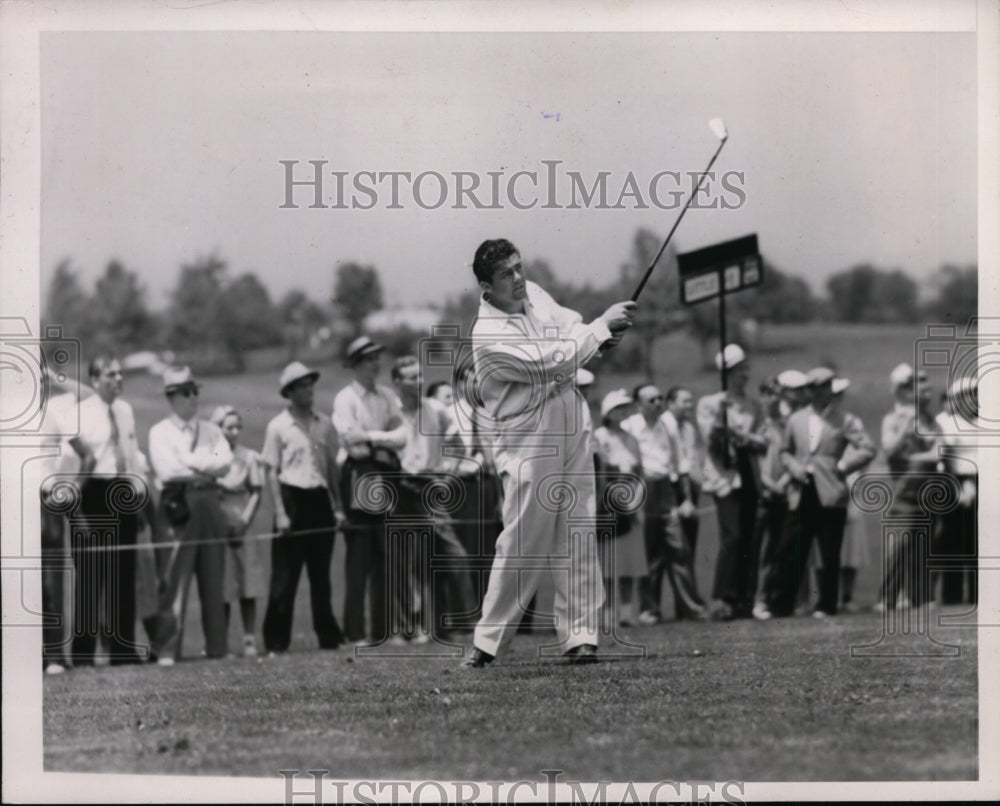 1940 Press Photo Golfer Lawson Little on a course with gallery watching- Historic Images