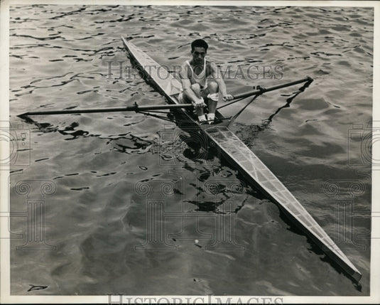 1937 Press Photo Edward Simpson in People's Regatta race at Philadelphia- Historic Images