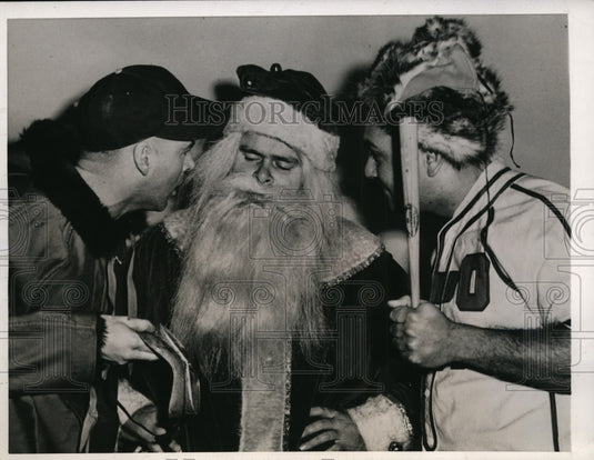 1944 Press Photo Chet Johnson, Santa umpire Bill Anderson & Frank Rincup- Historic Images