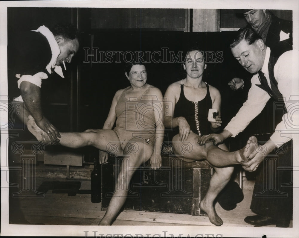 1939 Press Photo Margueritte Garnier, Elise Laine swam in icy Seine river in Par- Historic Images